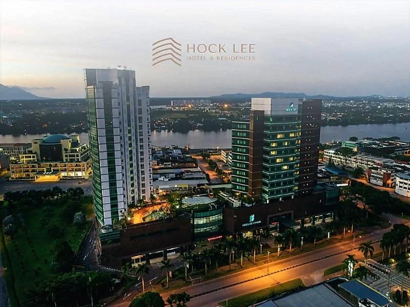 Die Hoteltürme des Hock Lee Hotel & Residences am Abend