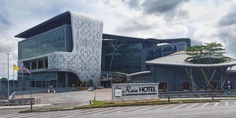 Außenansicht des Raia Hotel Convention Centre Kuching mit Vorfahrt
