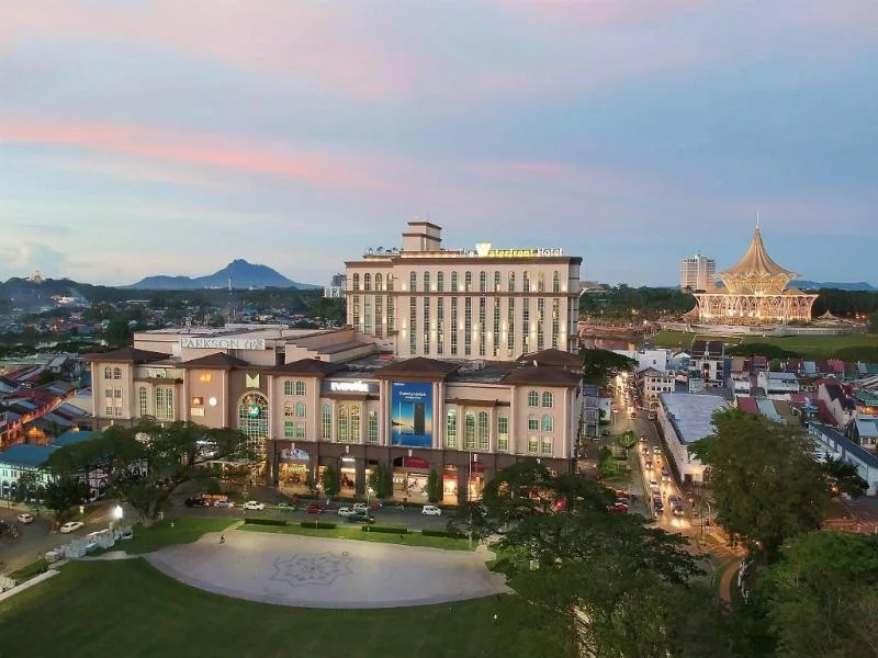 The Waterfront Hotel oberhalb der Plaza Merdeka in Kuching