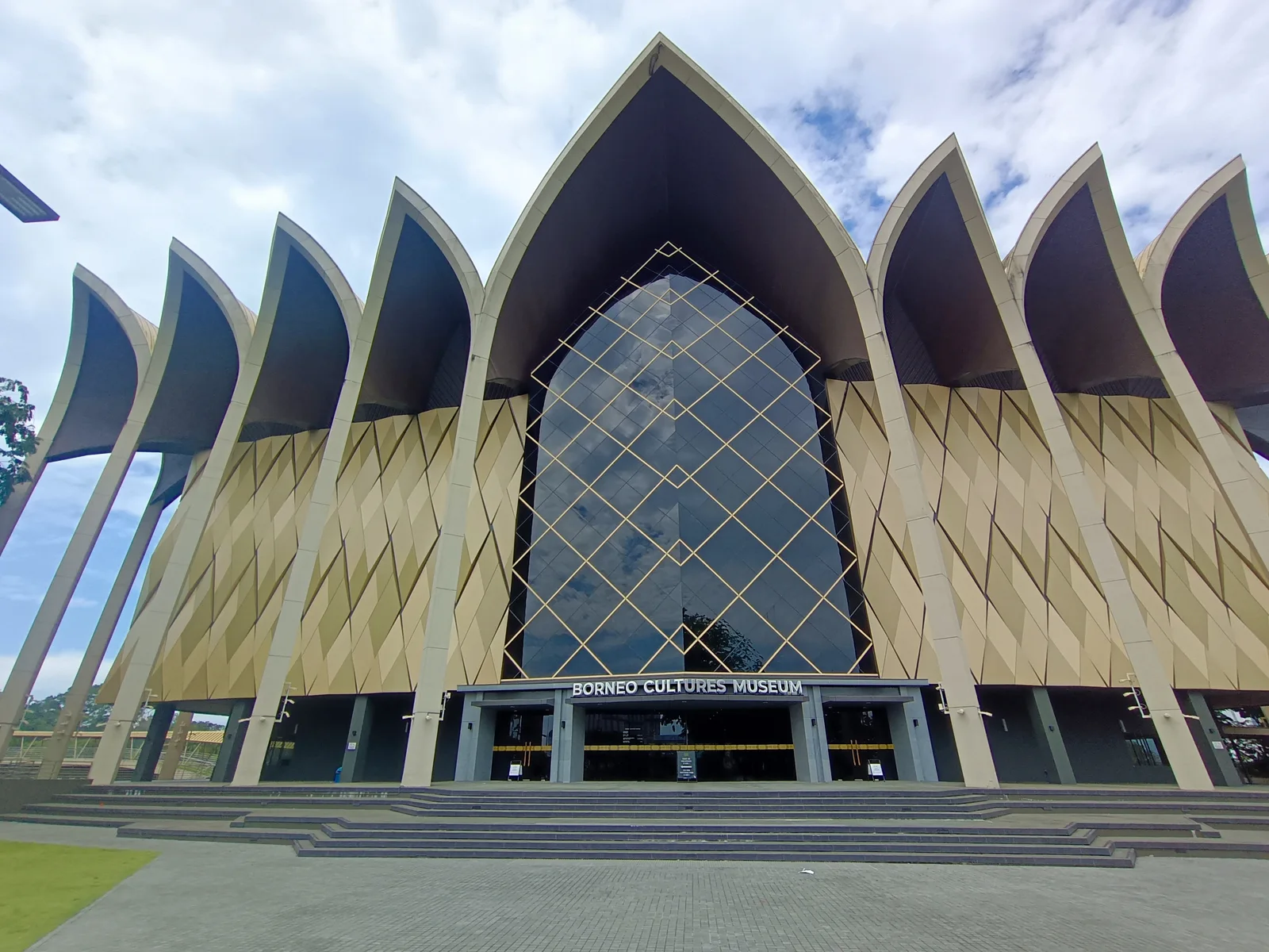 Das Borneo Cultures Museum mit seiner markanten Dachform in Kuching