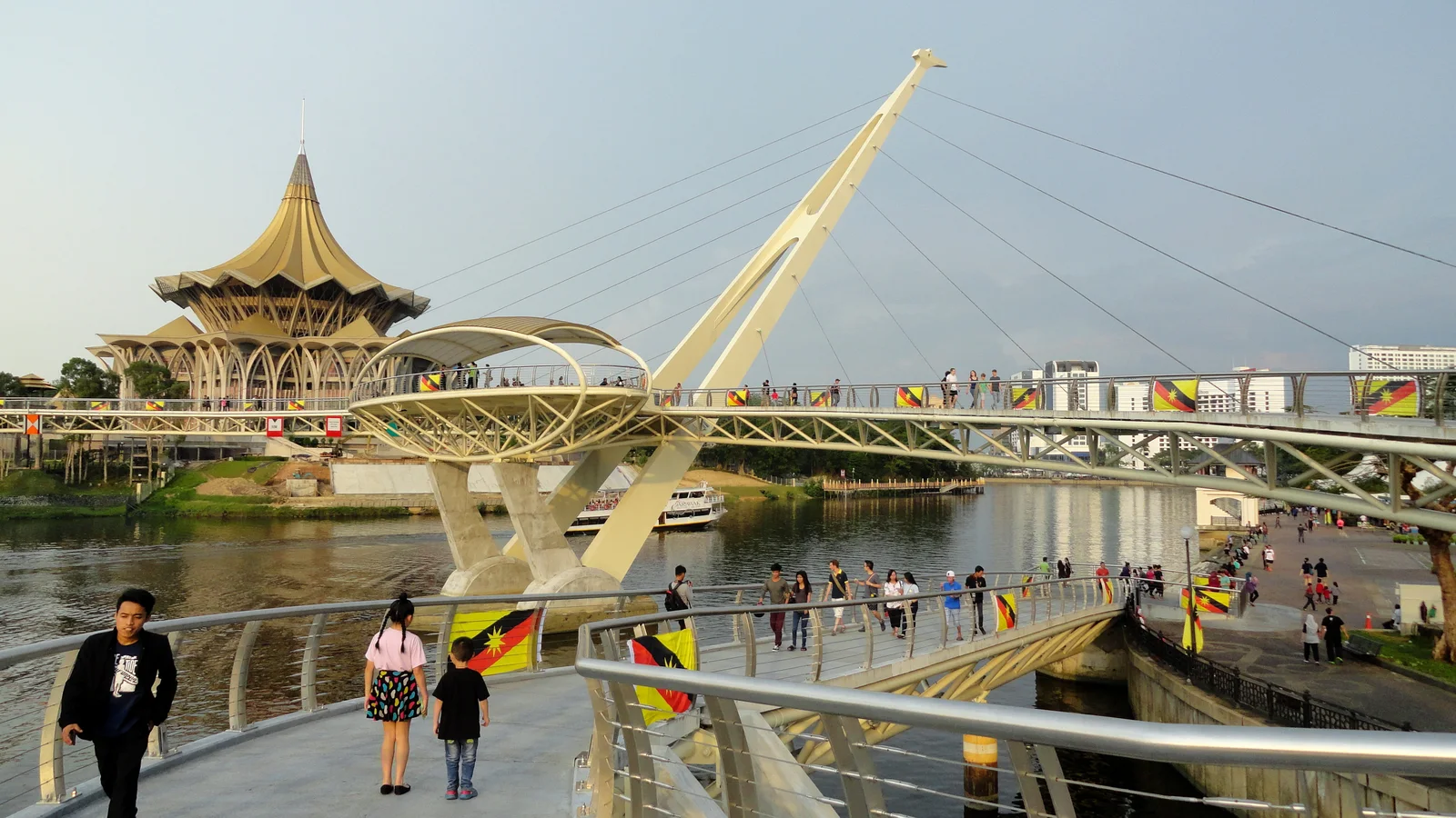 Parlamentsgebäude und Darul Hana Bridge am Sarawak River in Kuching