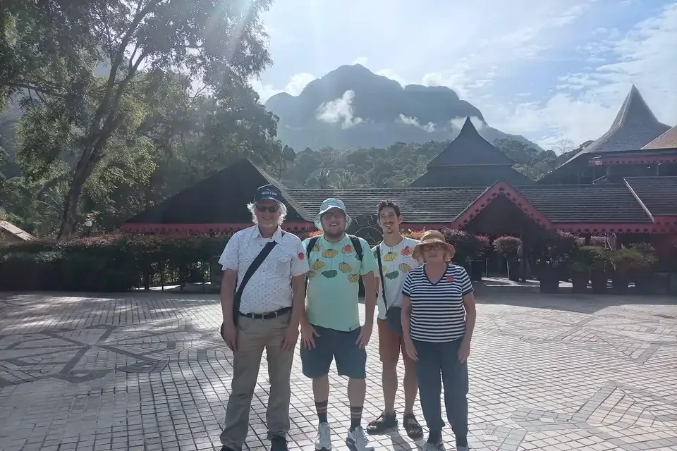 Besucher vor den traditionellen Gebäuden des Sarawak Cultural Village