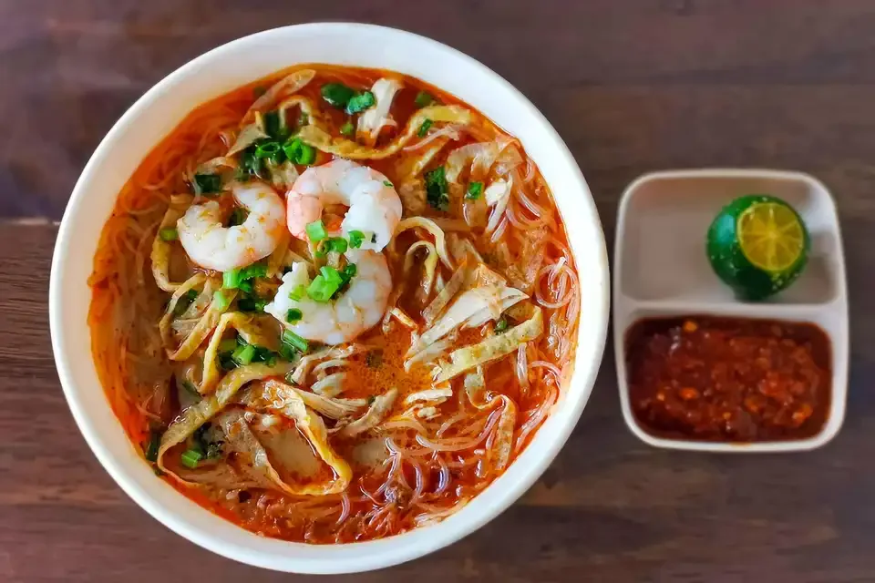 Laksa mit Garnelen als Motiv der Kuching-Foodtour